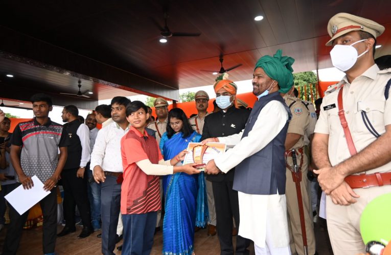 देश की शान, देश का अभिमान तिरंगा गांव से लेकर जिला स्तर तक फहराया तिरंगा, शहीदों को किया याद।
