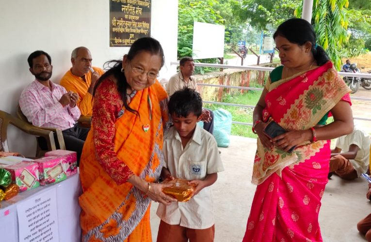 स्व निर्मल डे की याद में किया झंडे का सम्मान कार्यक्रम का आयोजन