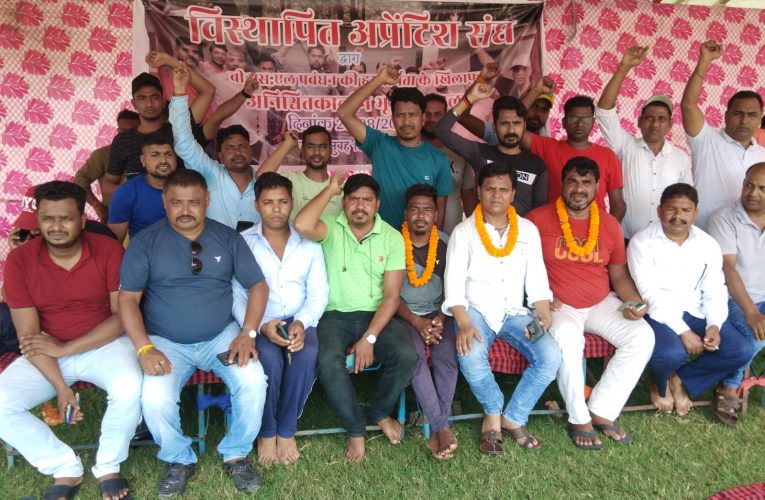 हक की मांग : नियोजन में उम्र सीमा 35 वर्ष करने की मांग को लेकर अप्रेंटिस विस्थापितों का अनिश्चितकालीन भूख हड़ताल जारी