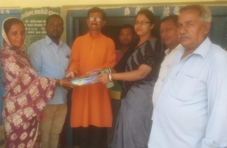 वितरण : सोना सोबरन योजना के तहत लाभुकों के बीच बांटा धोती-साड़ी व लूंगी