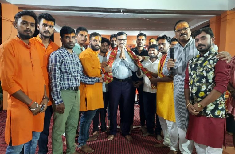 माता का जागरण : बड़ा प्यारा सजा है दरबार मां भवानी….. पर रातभर झूमते रहे श्रोता, कहा—भगवान की भक्ति से मिलती है शक्ति