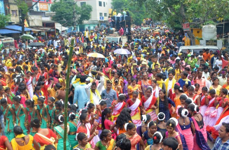 करम महोत्सव : गाजे बाजे के साथ निकली शोभायात्रा, बहन ने की भाई के लंबी आयु की कामना