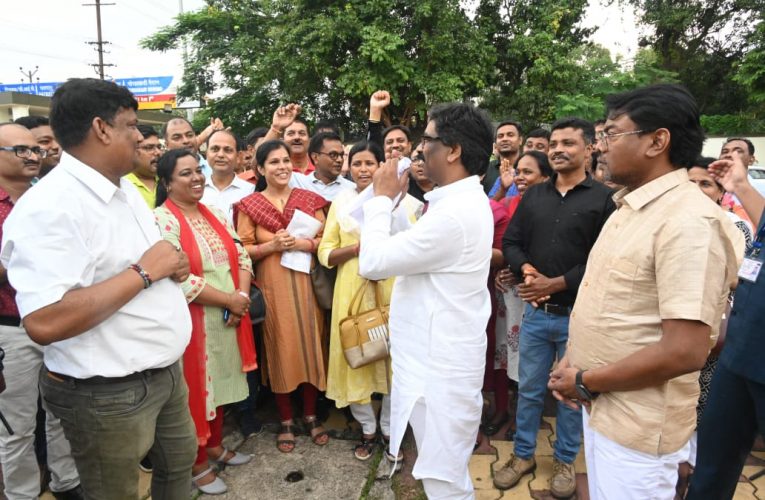 अपनी मांगों को लेकर डीआरडीए के पदाधिकारियों व कर्मचारियों ने मुख्यमंत्री को सौंपा मांग पत्र