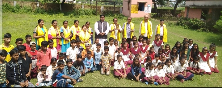 शिक्षक दिवस पर डॉ प्रकाश ने शिक्षकों को किया सम्मानित, स्कूल में पानी-बिजली समस्या के निराकरण को लेकर उपायुक्त से की बात      