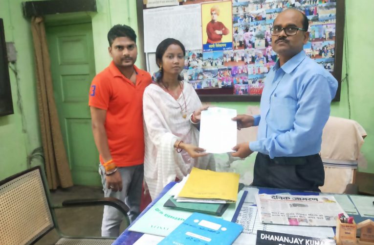 पहल : बच्चों के नामांकन को लेकर जीप सदस्य कुमारी खुशबू हाई स्कूल के उप महाप्रबंधक से की सिफारिश 
