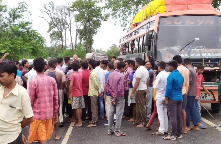 सड़क हादसा : बोकारो रामगढ़ मुख्य मार्ग पर पेटरवार उतासारा के समीप यात्री बस की टक्कर से, टेम्पू सवार महिला की मौत, दो जख्मी