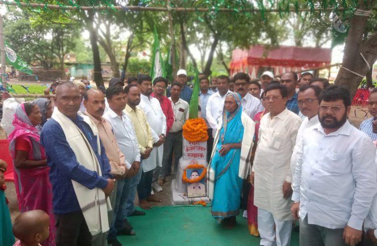 तीखा प्रहार : पूर्व विधायक योगेंद्र महतो ने कहा— खुद को कसमार का बेटा कहकर लोगों को बरगलाने वाले विधायक अब गांव छोड़कर रांची में एयर कंडिशनर की हवा में लगे रहने