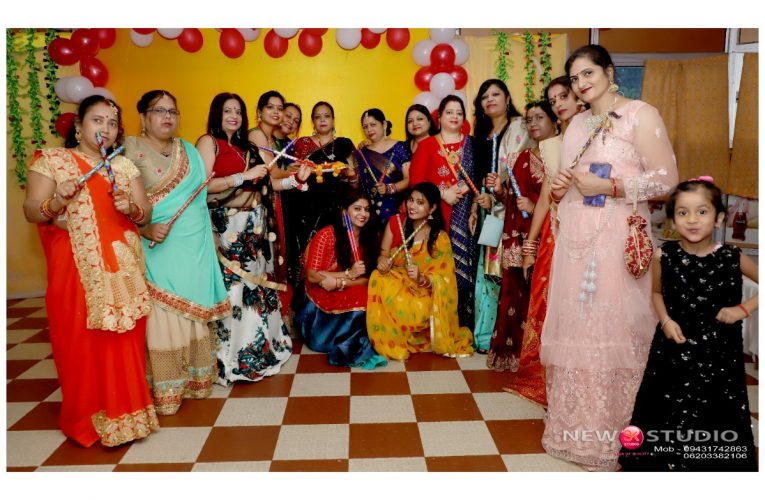 महिला विकास मंच ने डांडिया नृत्य का किया आयोजन, प्रस्तुति से मोहा मन