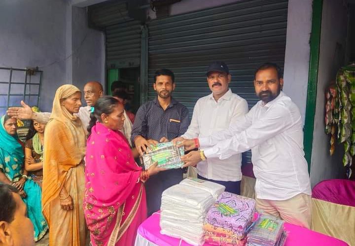 नप अध्यक्ष व वार्ड पार्षद ने लाभुकों के बीच किया धोती, साड़ी व लूंगी का वितरण।