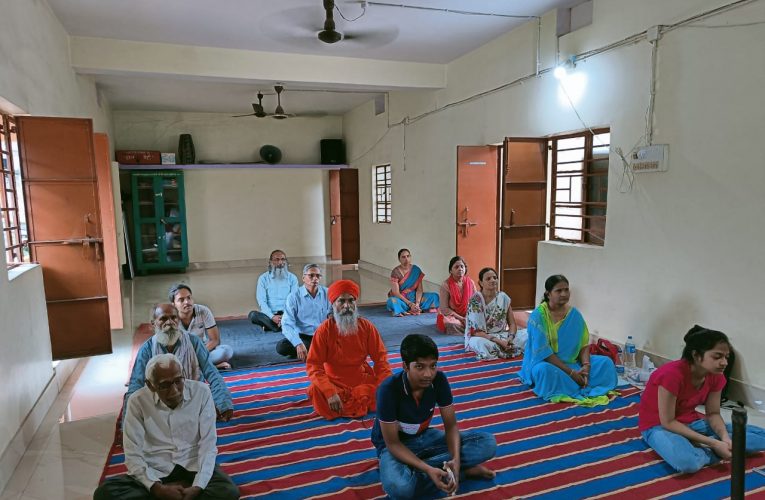 प्रभात संगीत की महिमा : प्रभात संगीत मानव मन में ईश्वर प्रेम के प्रकाश फैलाने का काम करता है, मनुष्य जब पूर्ण भाव से प्रभात संगीत के साथ खड़ा हो जाता है, तो रेगिस्तान भी हो जाता है हरा 
