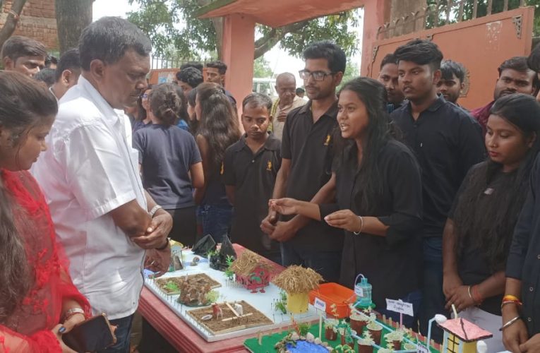 कृषि प्रदर्शनी : छात्र-छात्राओं ने खेती किसानी पर मॉडल तैयार कर लगाई प्रदर्शनी, विधायक लंबोदर ने कहा—खेती अब सिर्फ पेट भरने के लिए नहीं, व्यवसायिक दृष्टि से होगा करना