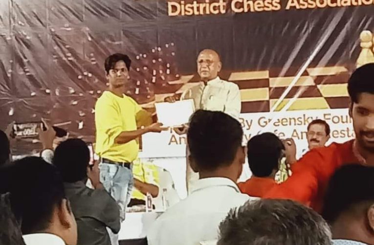 शतरंज प्रतियोगिता का समापन : जमशेदपुर टेल्को में आयोजित शतरंज प्रतियोगिता में प्रीतम रहा अव्वल, बेरमो के सिकंदर रहा 21वें स्थान पर 