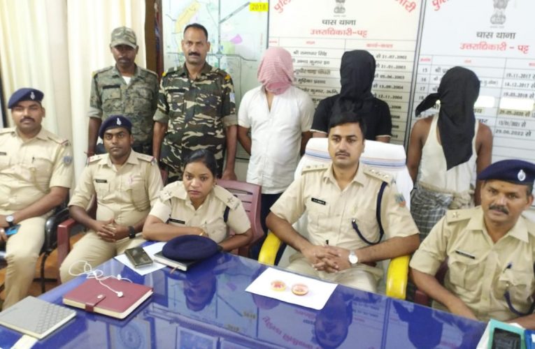 खुलासा : छीनतई के सोने के चेन के साथ दो आरोपी व चेन खरीदने वाला व्यवसायी गिरफ्तार, छीनतई में प्रयोग मोटरसाइकिल बरामद, चास एसडीपीओ ने कहा—-पुलिस की है उपलब्धि