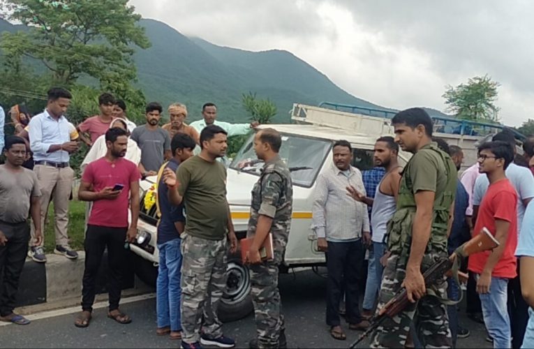 सड़क हादसा : राष्ट्रीय राजमार्ग 19 पर माल वाहक वाहन की चपेट में आने से एक व्यक्ति की मौत, ड्राइवर पुलिस की हिरासत में