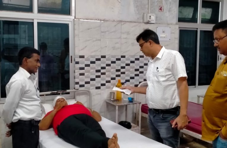 पत्रकार पर हमला : बेरमो एसडीएम घायल पत्रकार को देखने पहुंचे अस्पताल, कहा—- लोकतंत्र के चौथे स्तम्भ पर हमला दुखद, आरोपी पर होगी कार्रवाई