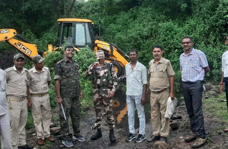 शिकंजा : बेरमो के ढोरी में कोयले के अवैध खदानों की डोजरिंग, कई कारोबारी खदान छोड़ भाग खड़े हुए     