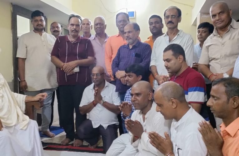 श्रीसर्वेश्वरी समूह का माना 62वां स्थापना दिवस, निकली गई प्रभात फेरी, सदर अस्पताल के मरीजों के बीच बांटा फल