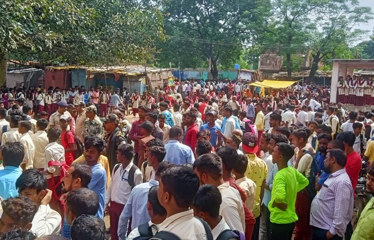 छात्रों का आक्रोश : शिक्षक ने बेहरमी से की छात्र की पिटाई, आक्रोशित छात्रों ने किया स्कूल व सड़क जाम, पूर्व विधायक योगेंद्र ने की डीसी-एसपी से शिकायत, बेरमो एसडीएम ने शिक्षक पर एफआईआर दर्ज करने का प्राचार्य को दिया निर्देश