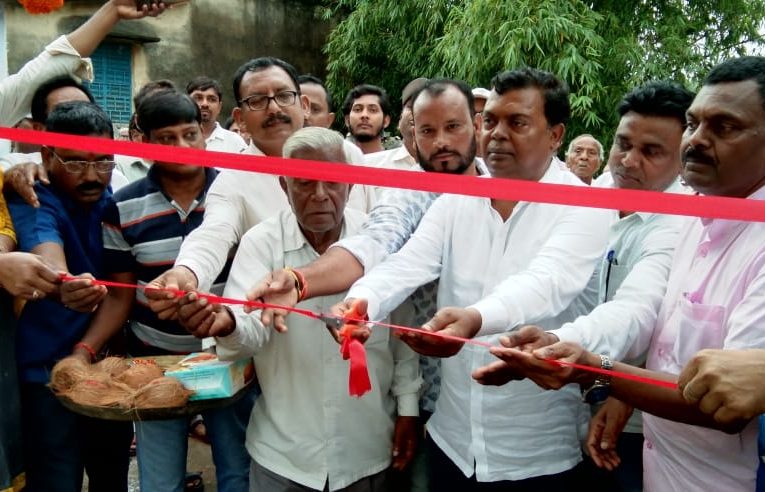 उद्घाटन : सांसद व विधायक ने किया ट्रांसफार्मर का उद्घाटन, ट्रांसफार्मर लगने से ग्रामीणों में खुशी, 12 सौ आबादी का घर करेगा जगमग 
