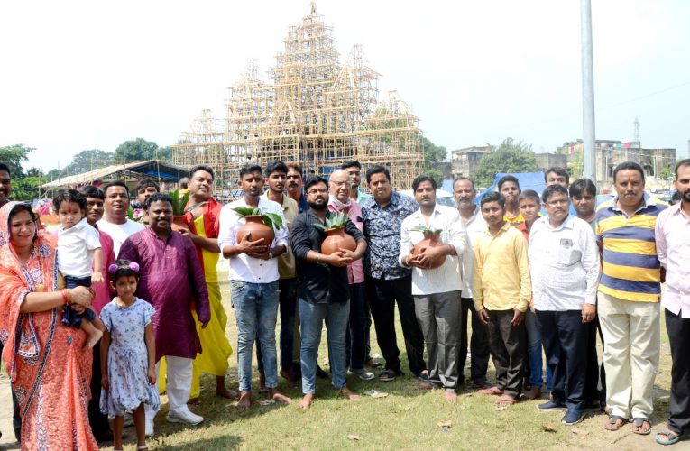 Durga Puja : आठ लाख की लागत से सेक्टर 2 का बन रहा है पंडाल, दिखेगा वृंदावन के पगला बाबा मंदिर का प्रारूप, कलश स्थापना के साथ दुर्गा पूजा शुरू, नौ दिन रहेगी धूम