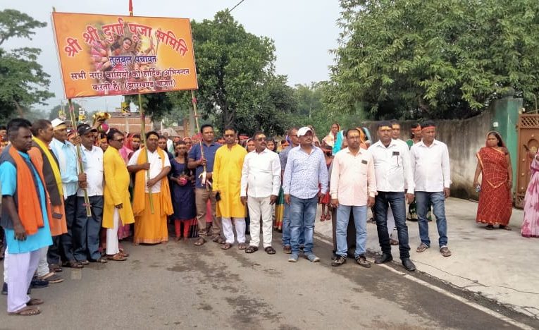 दुर्गा पूजा : कलश स्थापना के साथ तुलबुल में शारदीय नवरात्र पूजा शुरू, बाजारों में पूजन सामाग्री व फलों की खरीदारी को लेकर श्राद्धालुओं भीड़ 