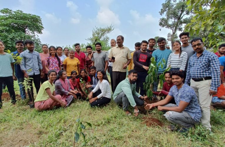 पौधरोपण : बनो किसान संस्था ने स्कूल में किया पौधरोपण, उषा मार्टिन यूनिवर्सिटी के छात्र-छात्राओं ने पौधरोपण कर पर्यावरण संरक्षण का लिया संकल्प