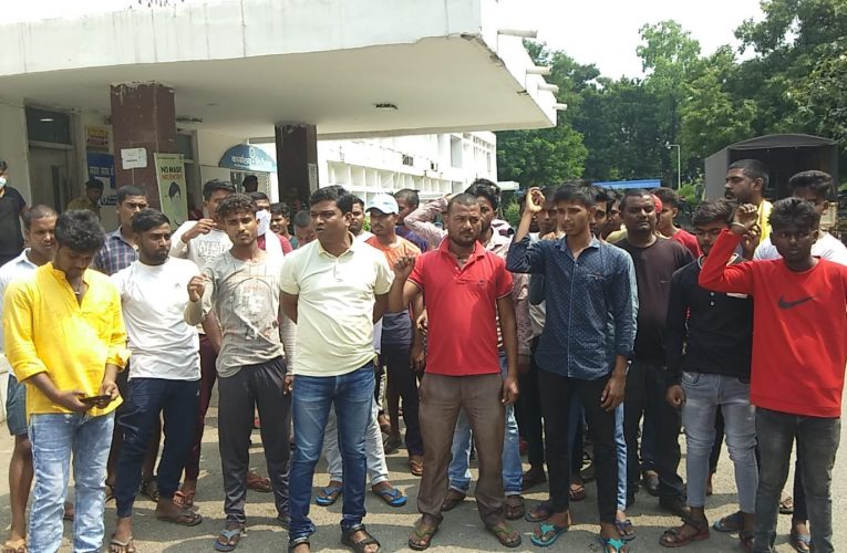 सांप के डसने से बालक की मौत, परिजनों ने बोकारो जनरल अस्पताल पर लगाया लापरवाही का आरोप, जद्दोजहद के ढाई घंटे बाद मरीज को की गई भर्ती, सिस्टम पर उठाने लगा है सवाल