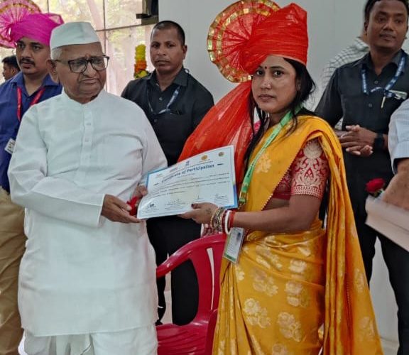 पंचायती राज ने झारखंड के 8 नवनिर्वाचित पंचायत जन प्रतिनिधि को प्रशिक्षण के लिए भेजा महाराष्ट्र, बोकारो जिप अध्यक्ष सुनिता ने अन्ना हजारे से भेंट कर पलायन व प्रवासी मजदूरों की समस्याओं से कराया अवगत
