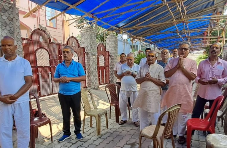 Durga Puja : प्राप्ति एस्टेट कॉलोनी परिसर में आयोजित दुर्गा पूजा के दूसरे दिन आरती में लोगों ने लिया हिस्सा 