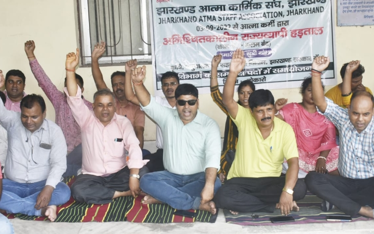 हड़ताल : आठ माह से मानदेय नहीं मिलने से कर्मियों को घर चलाना हो रहा मुश्किल, जब तक पूरी नहीं होगी मांग, तब-तब जारी रहेगा आंदोलन 
