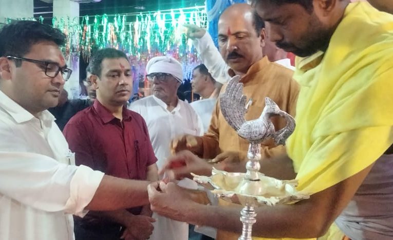 Durga Puja 2022 : डीसी- एसपी ने किया पूजा पंडालों का निरीक्षण, डीसी ने कहा—प्रशासन के गाइडलाइन का करें अनुपालन