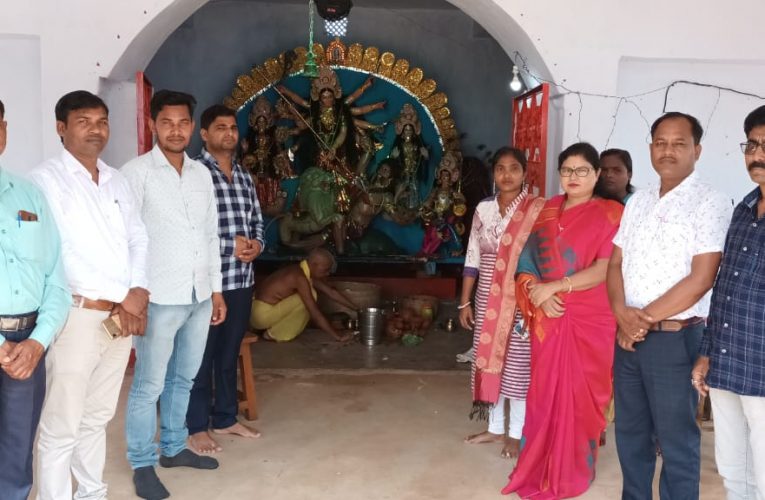 Durga Puja 2022 : पूर्व विधायक योगेंद्र ने किया कसमार प्रखंड के पूजा पंडालों का दौरा, मत्था टेककर किया क्षेत्र के सुख, समृद्धि व खुशहाली की कामना