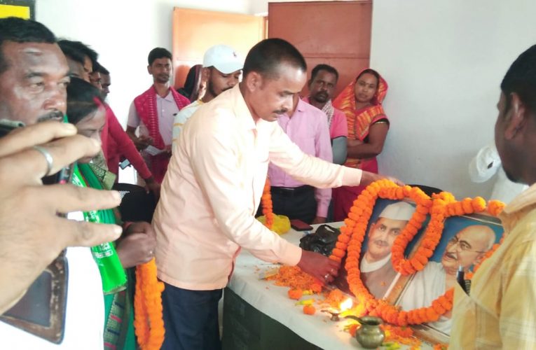 जयंती : महात्मा गांधी व लाल बहादुर शास्त्री की मनाई जयंती, किया ग्राम सभा का आयोजन 