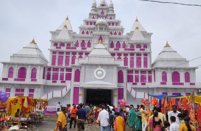 Durga Puja 2022 : सेक्टर 2 का पूजा पंडाल, वृंदावन के पगला बाबा मंदिर का प्रारूप व मां दुर्गा की प्रतिमा