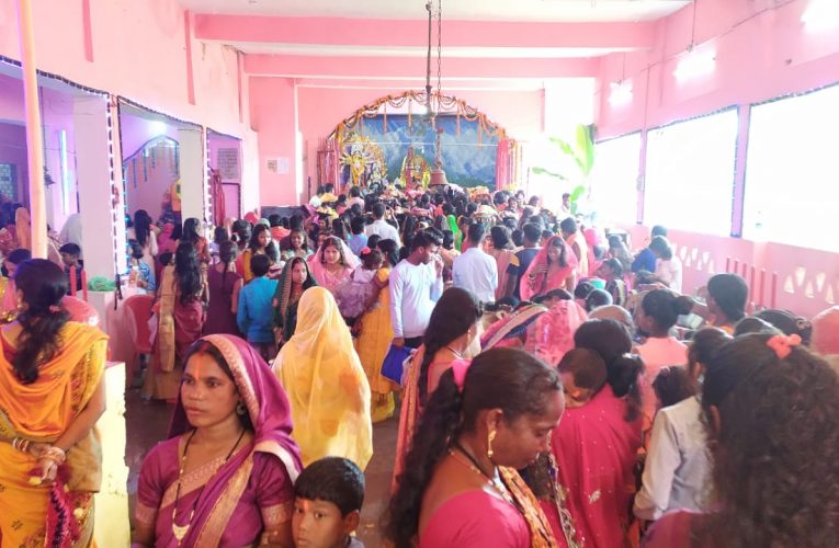 Durga Puja 2022 : शारदीय नवरात्रि के महाष्टमी के दिन पेटरवार में पंडालों में उमड़ी भक्तजनों की भीड़