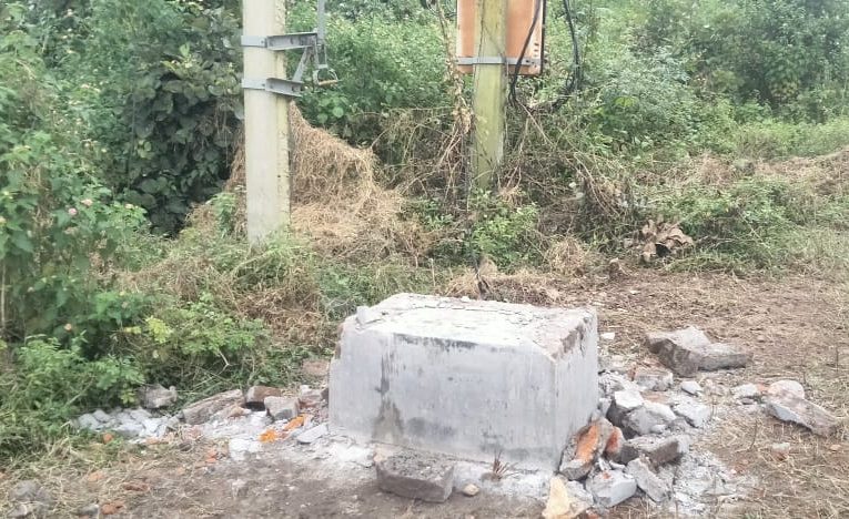 नीचता : असामाजिक तत्वों ने शिलापट को किया क्षतिग्रस्त, बेरमो विधायक कुमार जय मंगल ने पीसीसी पथ निर्माण के लिए किया था शिलान्यास 