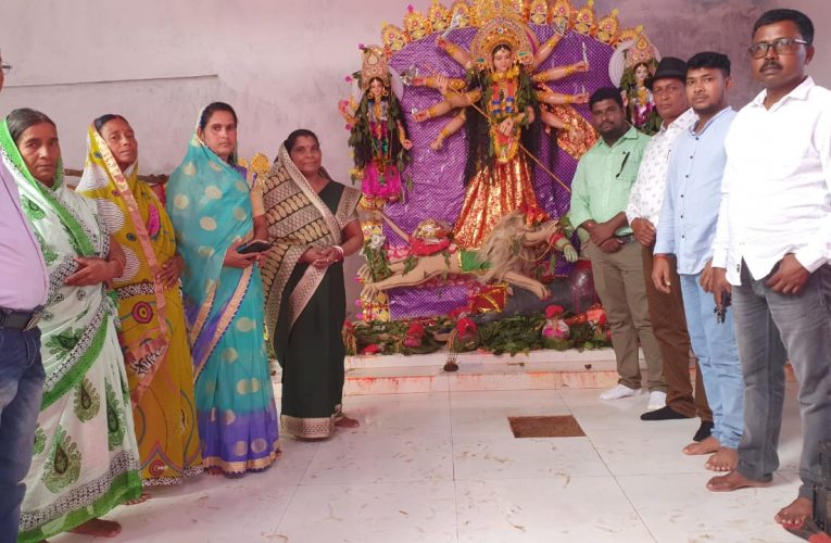Durga Puja 2022: गोमिया विधायक पत्नी सह प्रतिनिधि ने किया पूजा पंडालों का भ्रमण, देवी दुर्गा को लिया आशीर्वाद