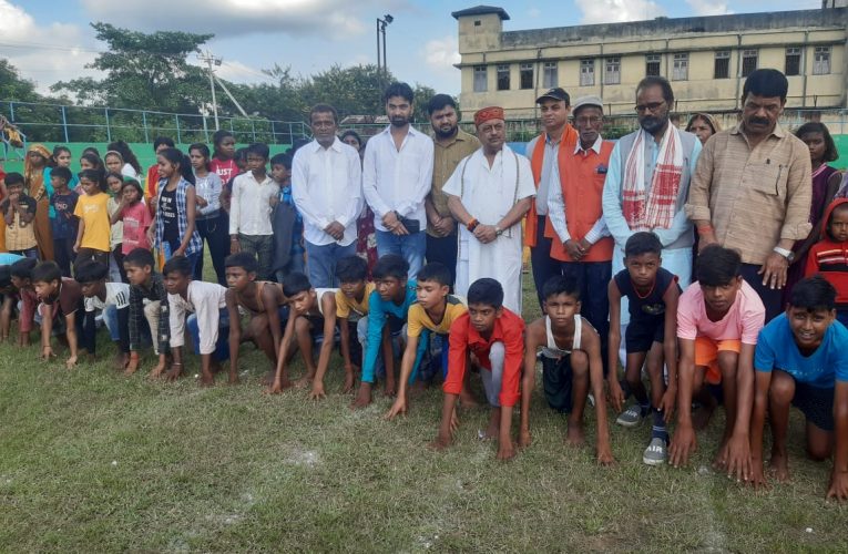 खेलकूद : अंचल स्तरीय खेल कूद प्रतियोगिता आयोजित, इसमें 32 खिलाड़ी होंगे चयनित, पूर्व सांसद रवींद्र ने कहा—खेलकूद से होता है शारीरिक व मानसिक विकास 