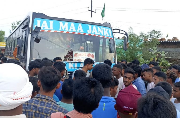 पेटरवार प्रखंड के खेतको पुल पर बस की चपेट में आने से दूध विक्रेता की दर्दनाक मौत, लोगों ने घंटों जाम किया पुल