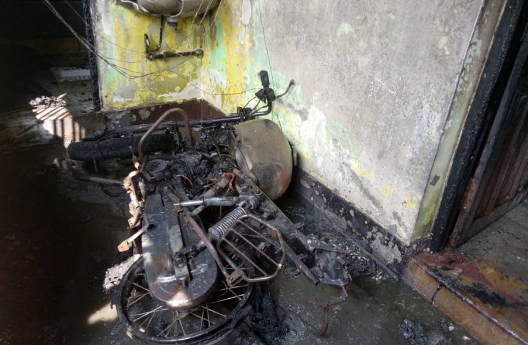 आग लगने से घर का सारा सामान जलकर खाक, गैस सिलेंडर में आग लगने से घटी घटना, घर के लोग हैं सही सलामत 