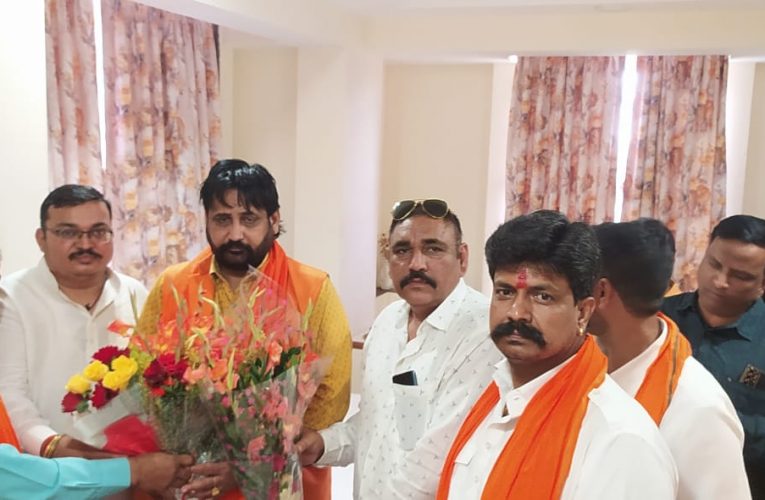 रांची एयरपोर्ट पर श्री राष्ट्रीय राजपूत करणी सेना के राष्ट्रीय अध्यक्ष का किया स्वागत