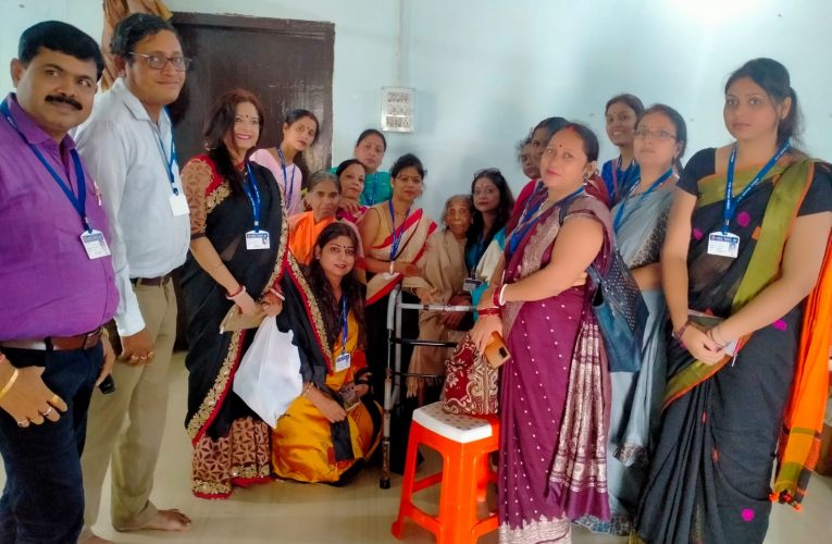 महिला विकास मंच ने वैद्यनाथ सेवा समिति में रह रही वृद्धाओं को कराया भोजन 