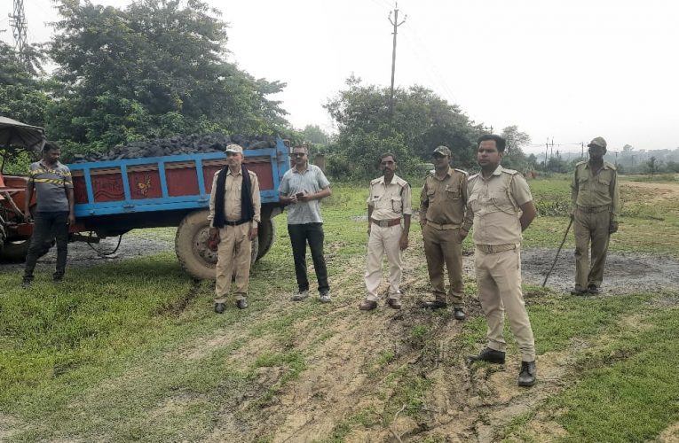 सुरक्षा बलों ने अमलो रेलवे साइडिंग में चलाया छापामारी अभियान, कोयला व चार ट्रैक्टर किया जब्त 