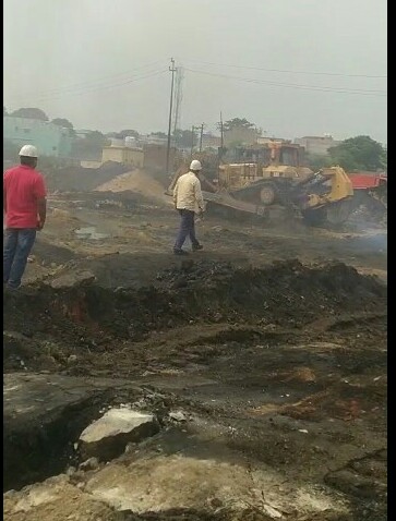 झिरकी में अवैध कोयला कारोबारियों के विरुद्ध चला सीसीएल प्रबंधन का बुलडोजर, जमा अवैध कोयले को डोजरिंग कर किया तहस नहस 