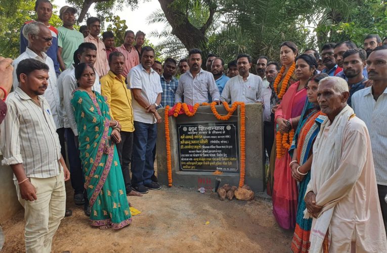 गोमिया विधायक डॉ लंबोदर ने किया बगदा जेहराथान स्थल की चहारदीवारी का शिलान्यास, 25 लाख की लागत से बनेगी चहारदीवारी