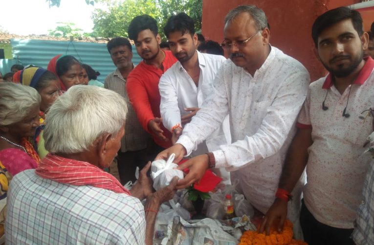 दीपावली पर भाजयुमो के बोकारो मंडल ने बांटा 5100 दीए, बोकारो विधायक बिरंचि ने कहा—मिट्टी के दीए से मनाएं दीपावली