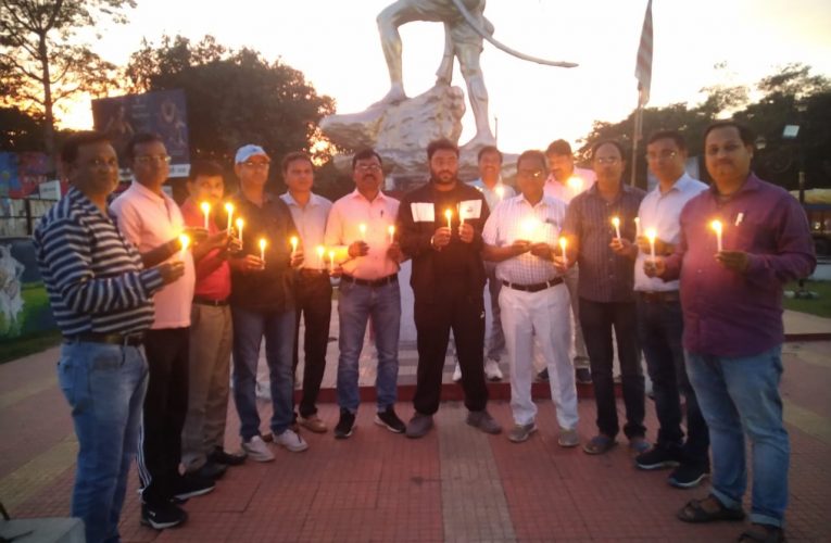 आंदोलन की सफलता के लिए अनुसचिवीय कर्मचारियों ने भगवान बिरसा मुंडा की प्रतिमा के समीप मोमबत्ति जलाकर प्रार्थना किया गया 