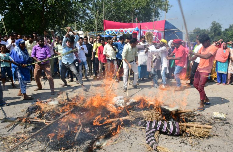 पुतला दहन: धनघरी के ग्रामीणों ने विधायक, सांसद व जिला प्रशासन का किया पुतला दहन—झारखंड के मुख्यमंत्री से लगाई न्याय की गुहार 