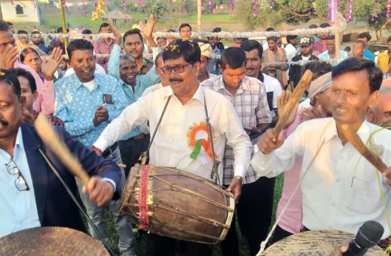 श्रीगोवर्धन पूजा सह झूमर प्रतियोगिता कार्यक्रम में शामिल हुए पूर्व विधायक योगेंद्र, कहा—झारखंड की पहचान है झूमर 