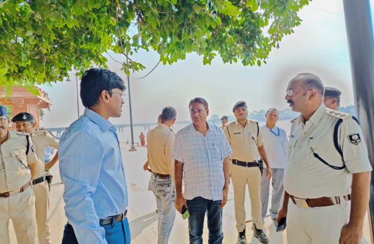 DM inspected various Chhath Ghats today, necessary instructions were given to the concerned officials.